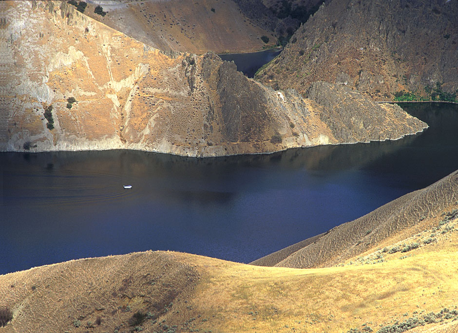 Brownlee Reservoir picture -  boating recreation on the tame Snake River