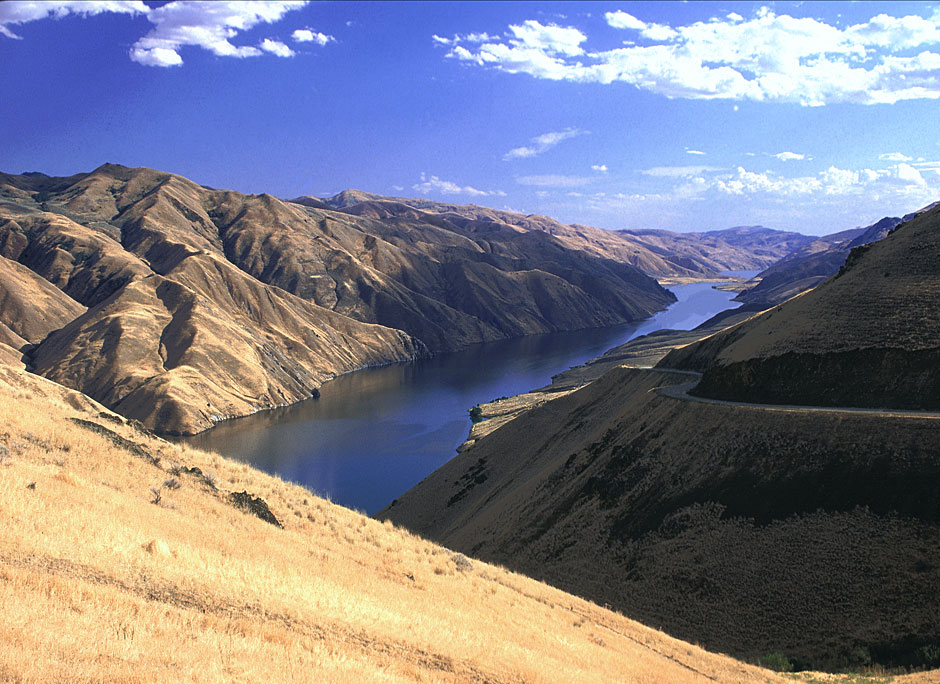 reservoir of Brownlee Dam - road along Snake River